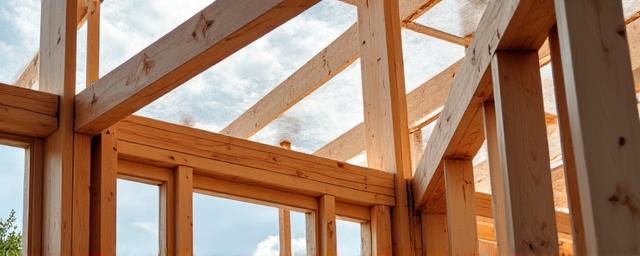Constructie van een houtskeletbouw aanbouw met zichtbare houten balken
